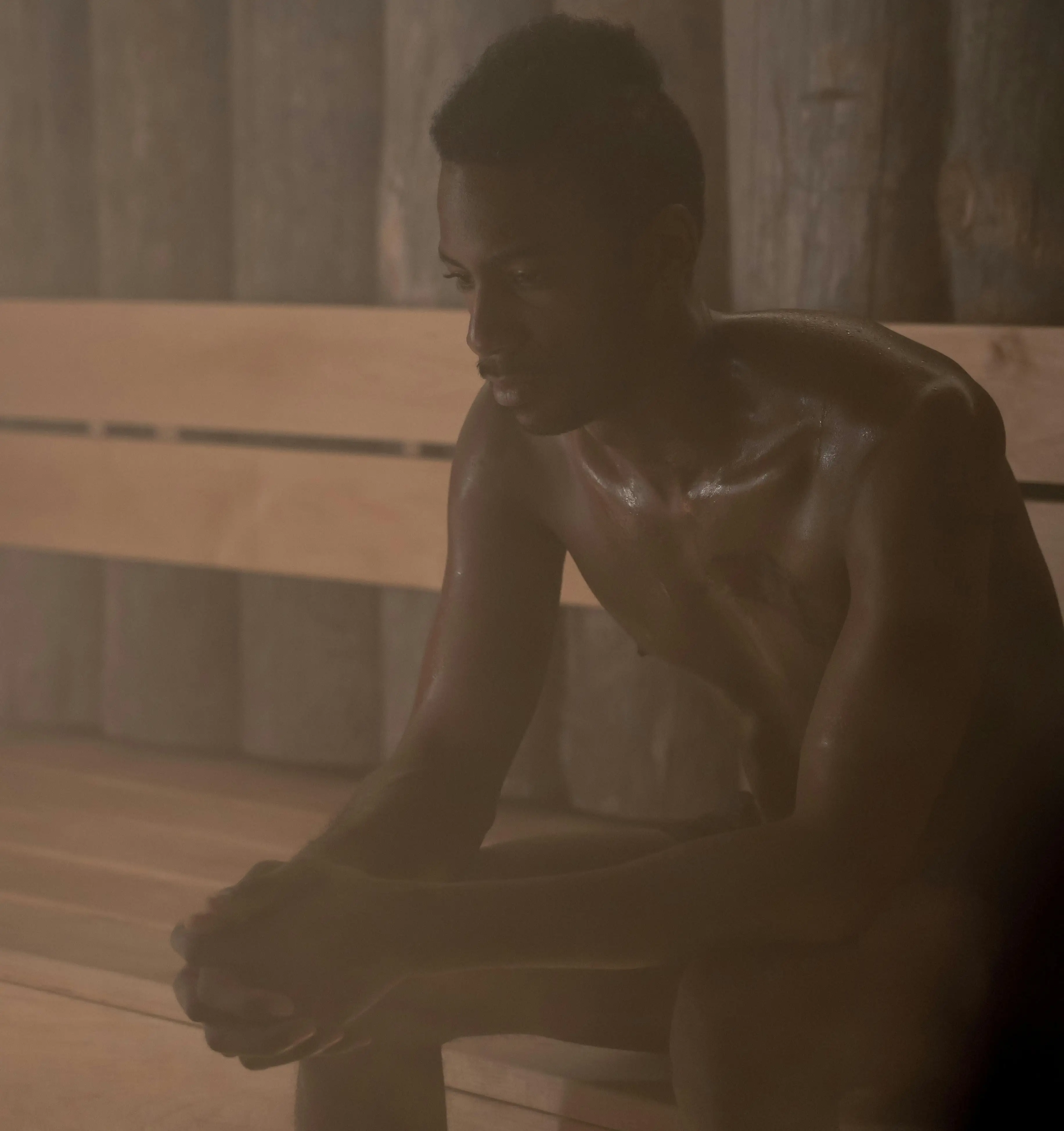 Heating pad on thigh muscle representing heat therapy application during resistance training